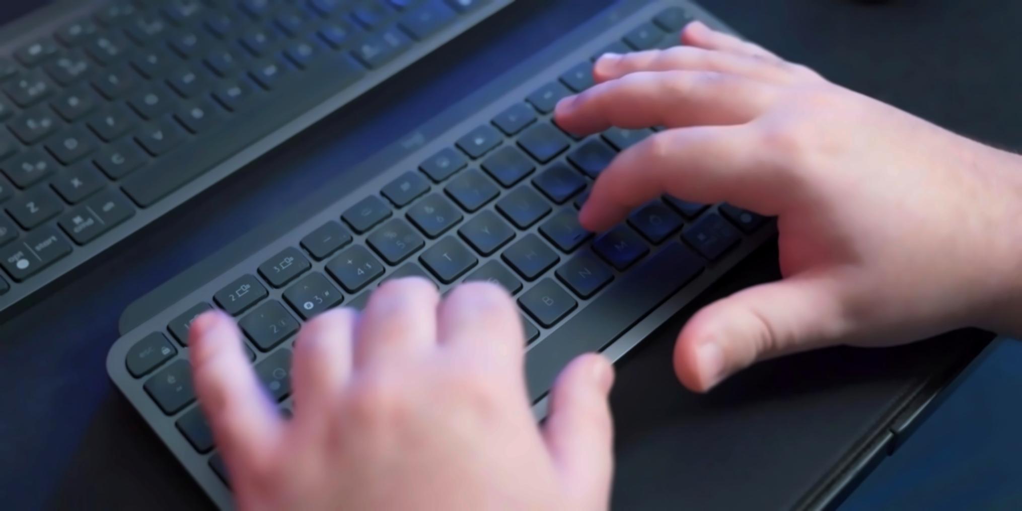 Arbeitsplatz bei calexyron mit Finanzunterlagen und Laptop